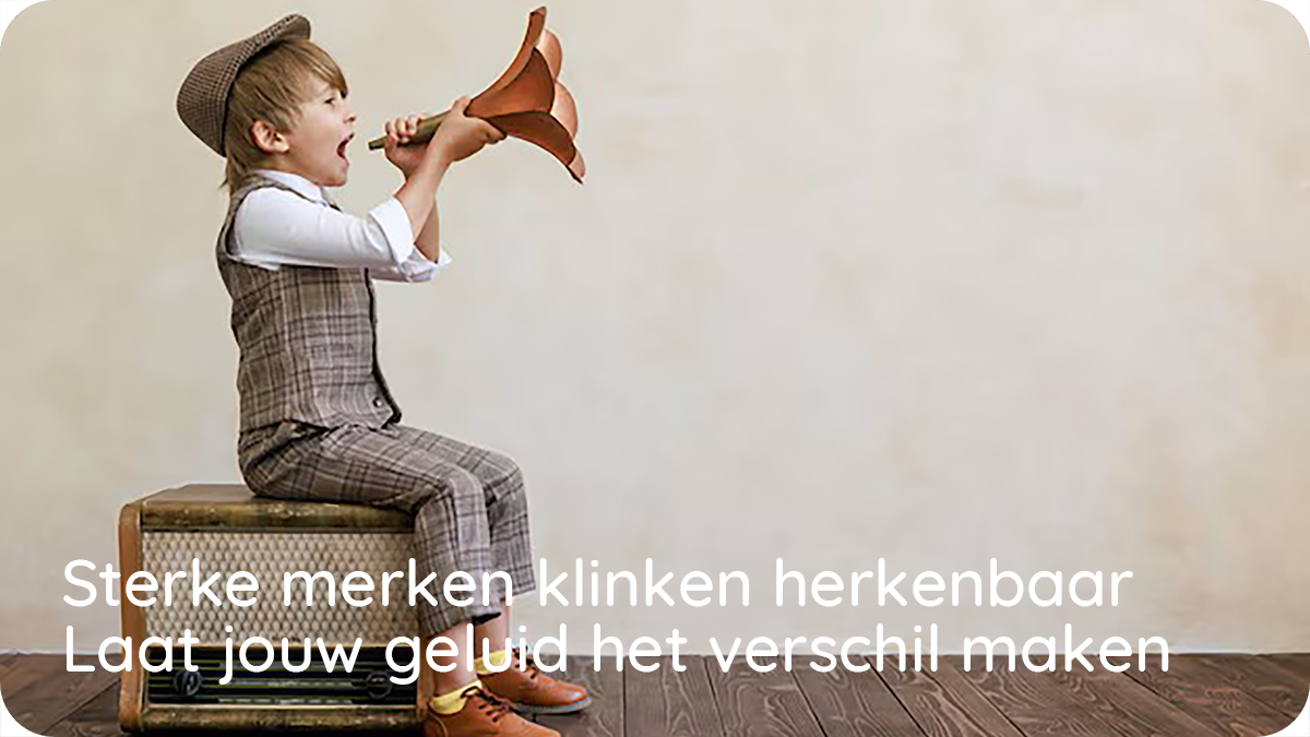 Portret van voice-over en stemacteur Vincent Perquin in professionele studio